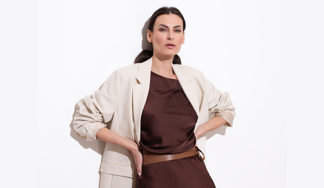 5 tipů na svatební outfit: Od šatů po dámský oblek s bermudami
